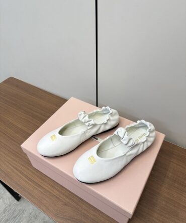 נעלי בלרינה מיו מיו MIU MIU Ruches nappa leather ballerinas – לבן